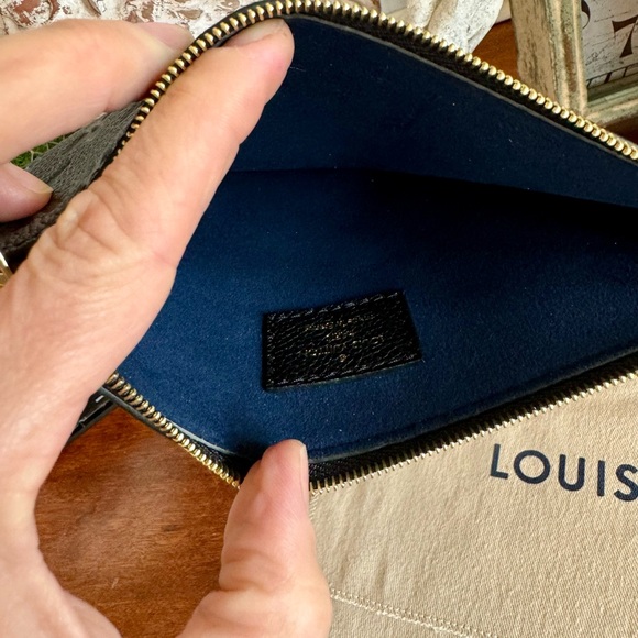 Louis Vuitton CarryAll PM Pouch Noir - Picture 2 of 3